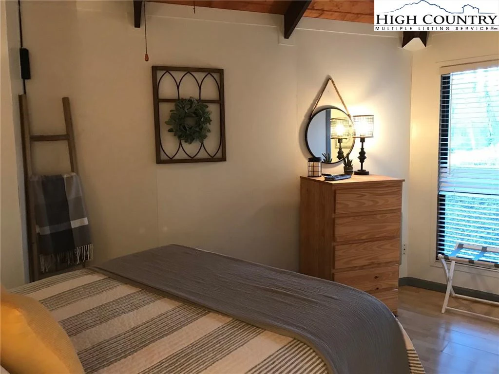 Image number 7 for the current listing