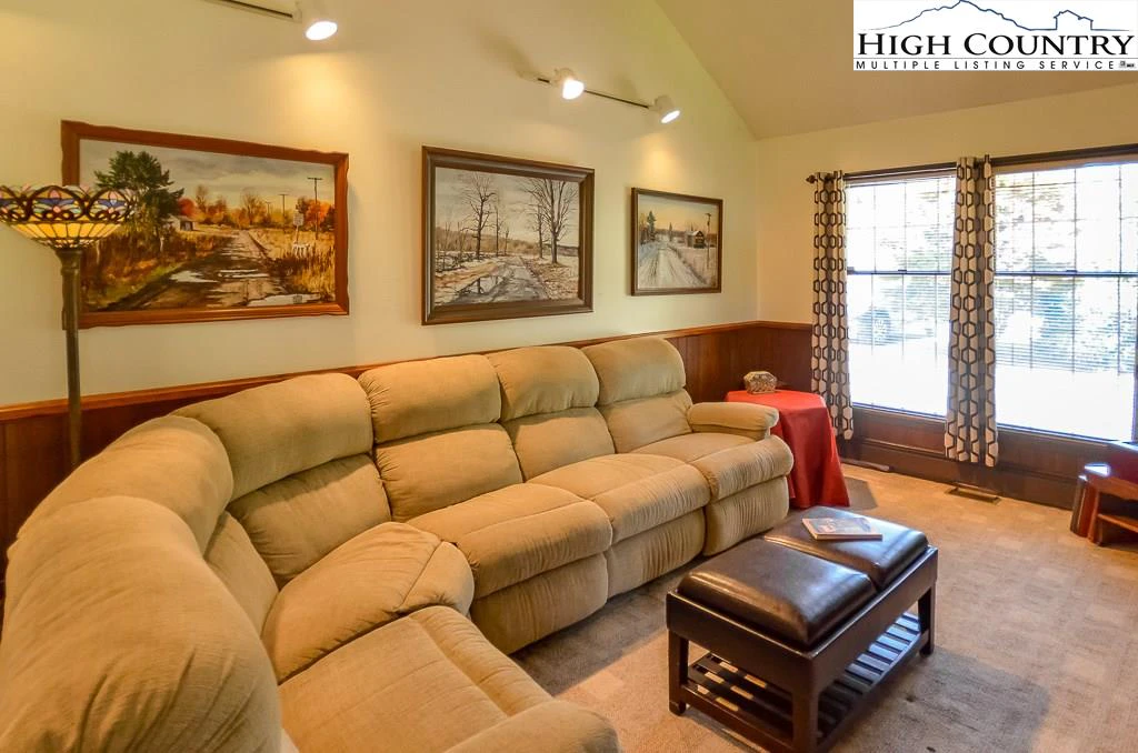 Image number 3 for the current listing