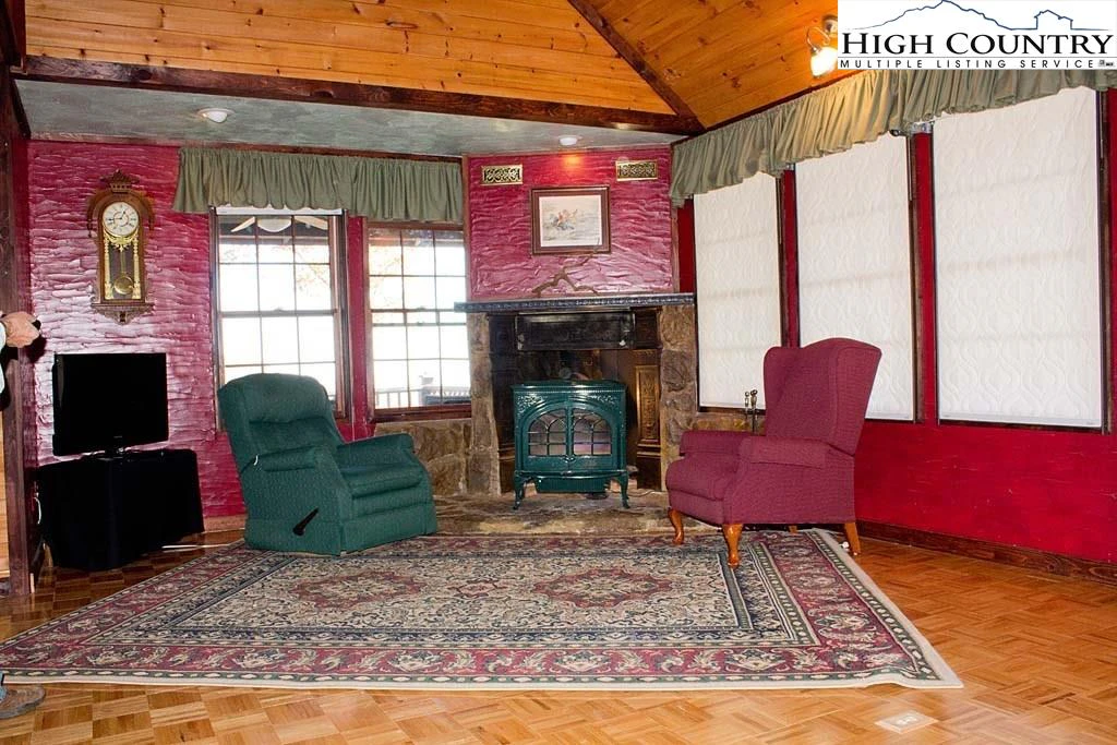 Image number 15 for the current listing