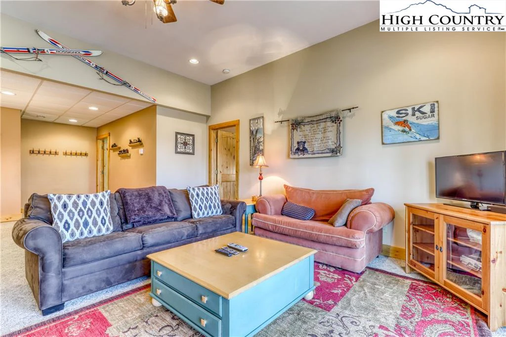 Image number 13 for the current listing