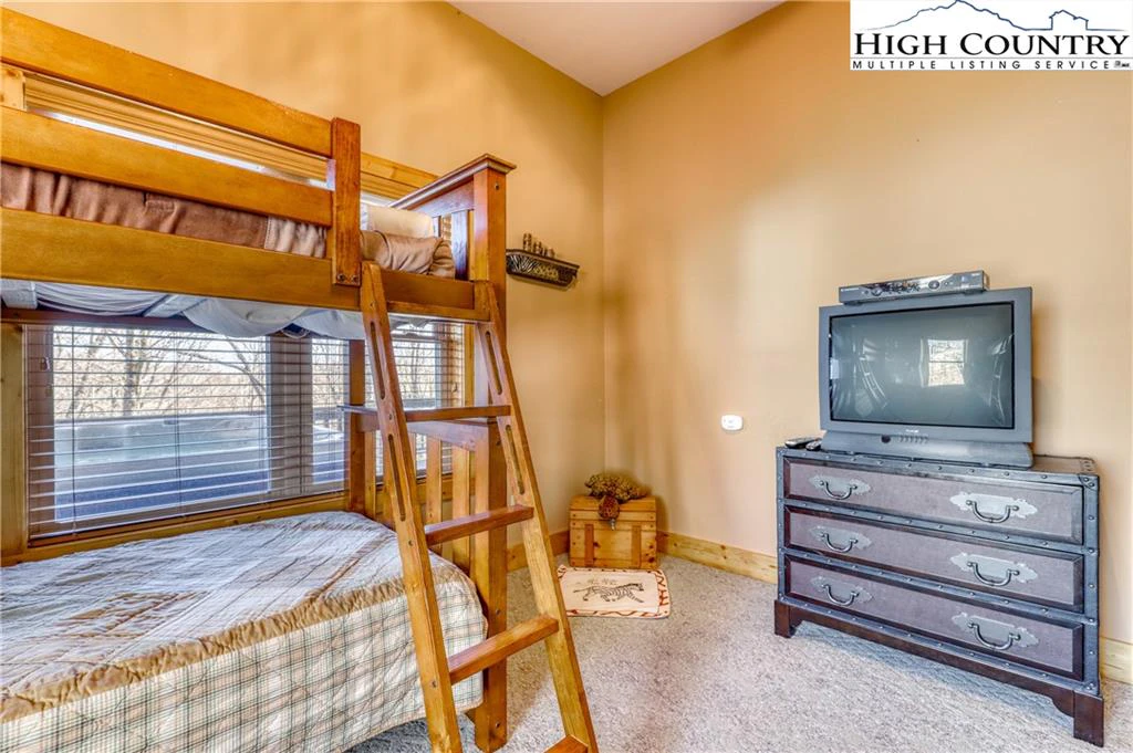 Image number 19 for the current listing