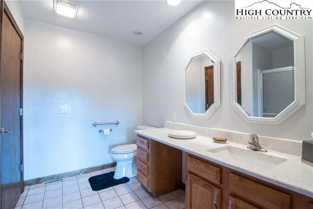 Image number 8 for the current listing