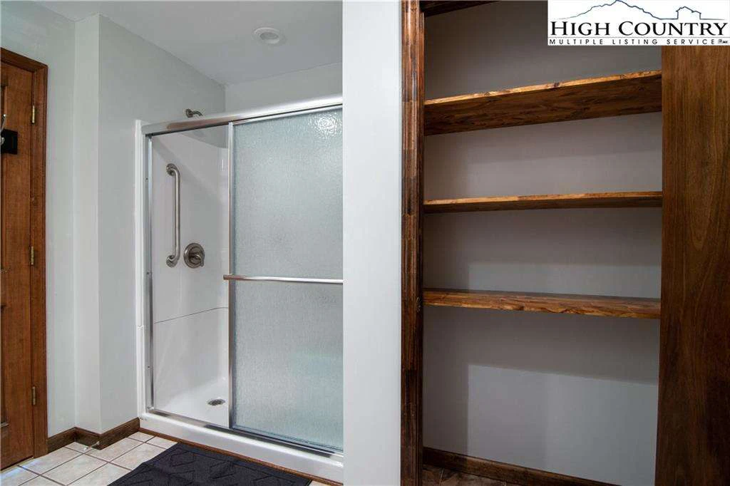 Image number 9 for the current listing