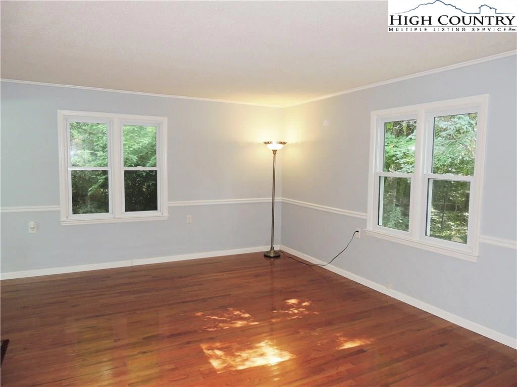 Image number 15 for the current listing
