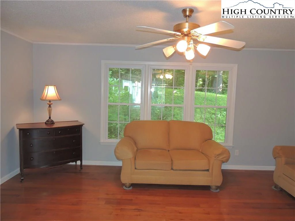 Image number 19 for the current listing