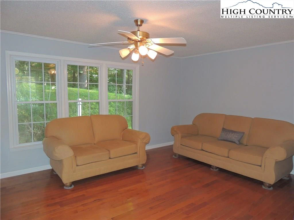 Image number 18 for the current listing