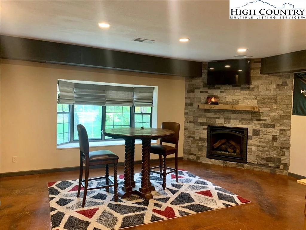 Image number 3 for the current listing