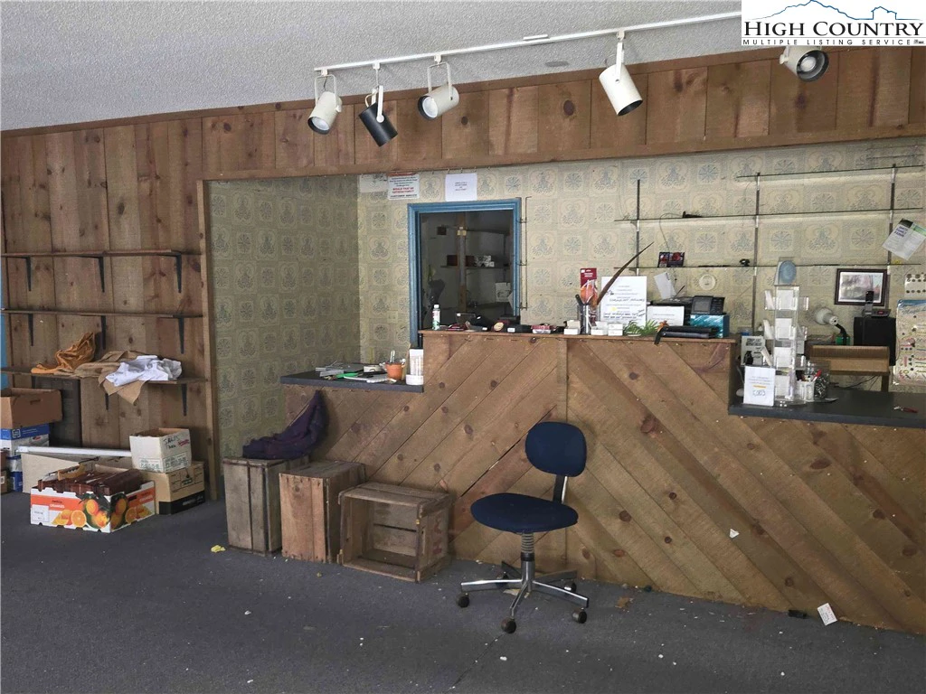 Image number 4 for the current listing