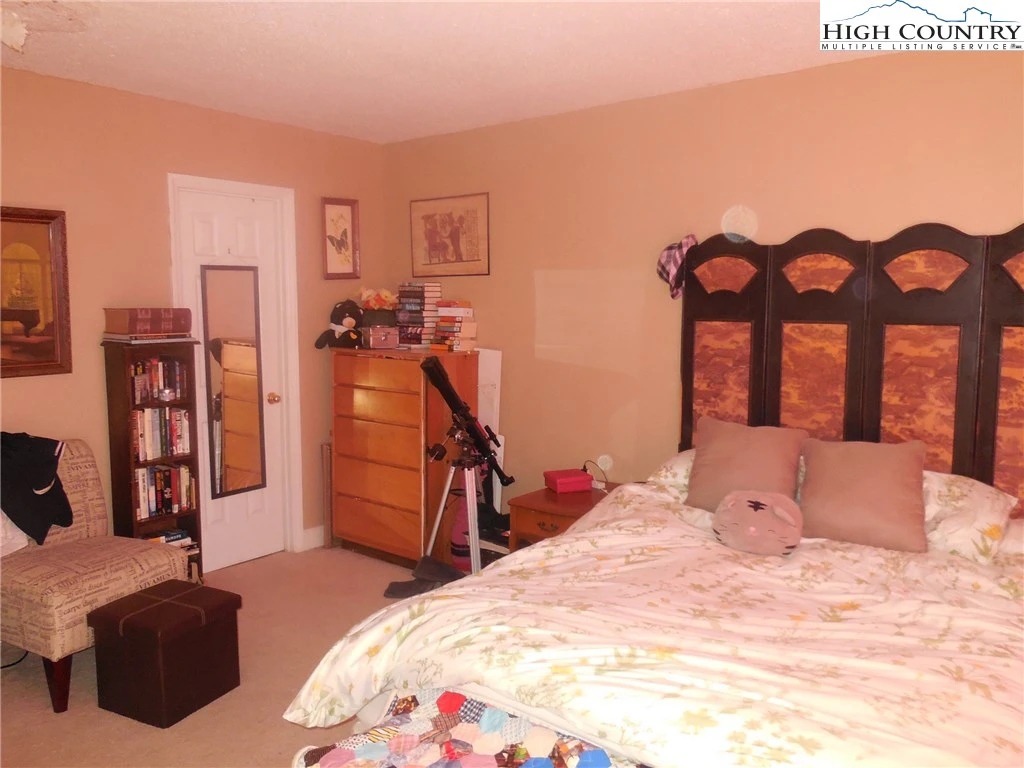 Image number 18 for the current listing