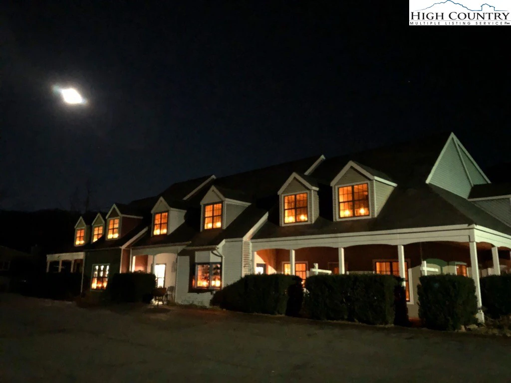 Image number 1 for the current listing