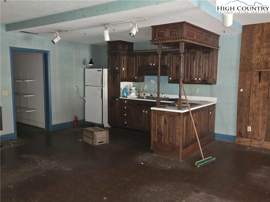 Image number 3 for the current listing