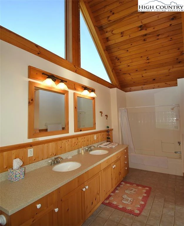 Image number 2 for the current listing