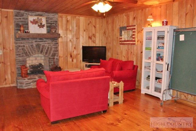 Image number 8 for the current listing