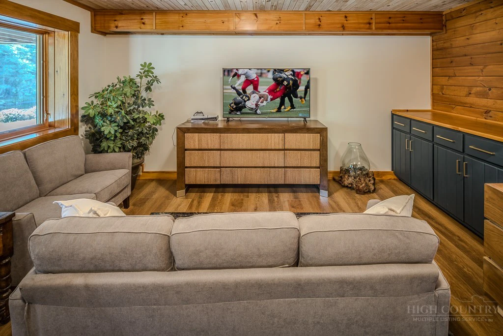 Image number 8 for the current listing