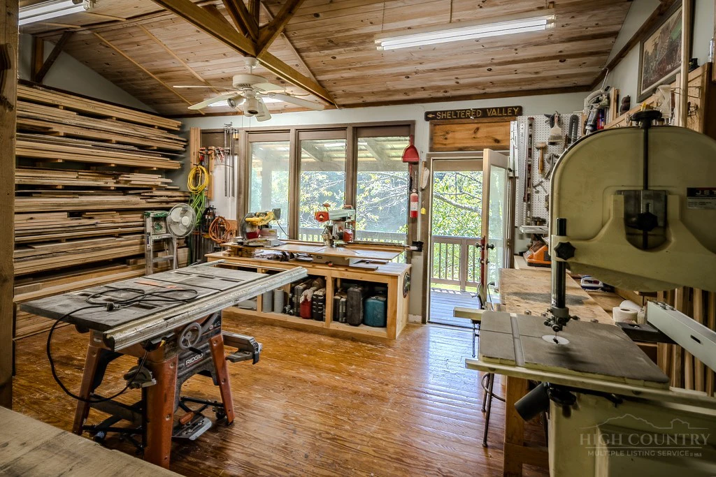 Image number 19 for the current listing
