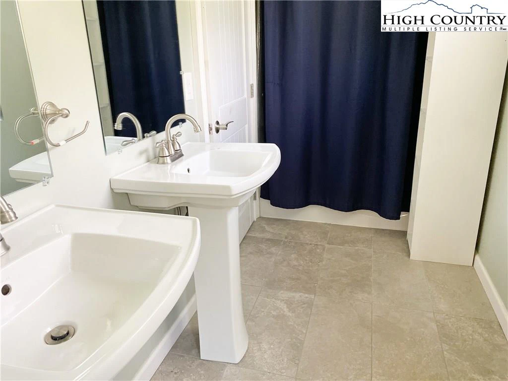 Image number 19 for the current listing