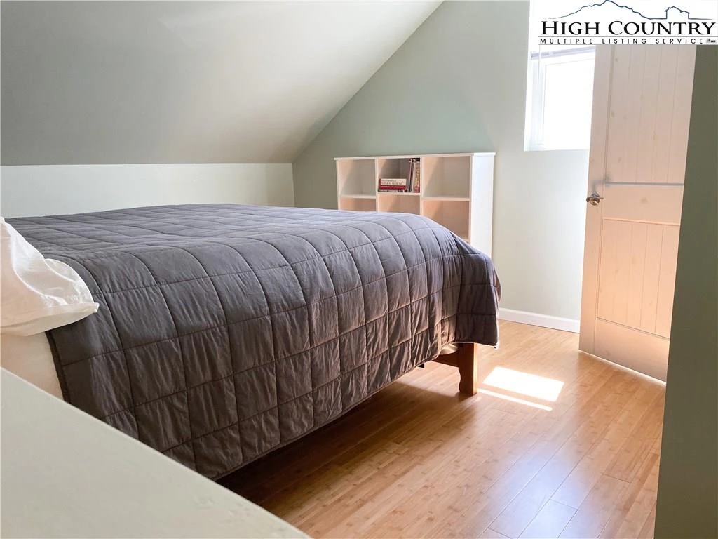 Image number 5 for the current listing