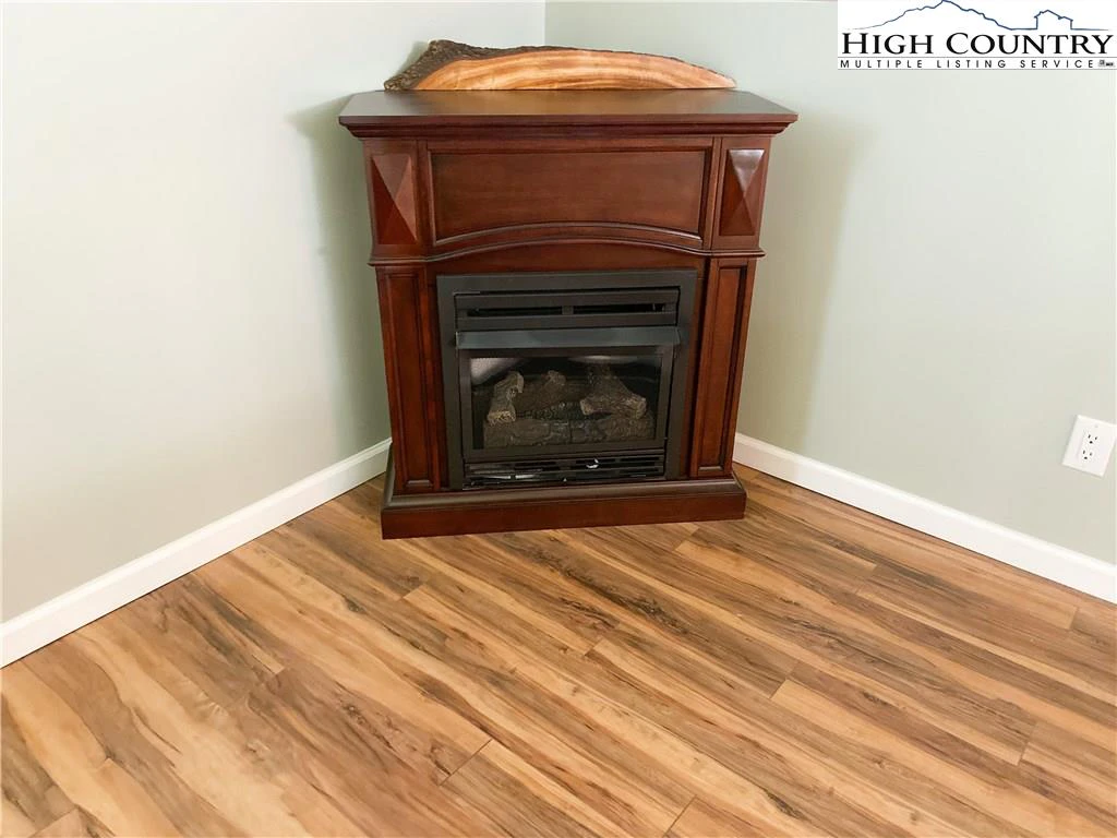 Image number 7 for the current listing