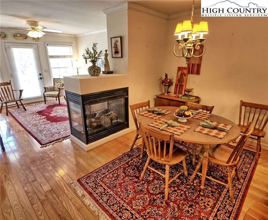 Image number 19 for the current listing