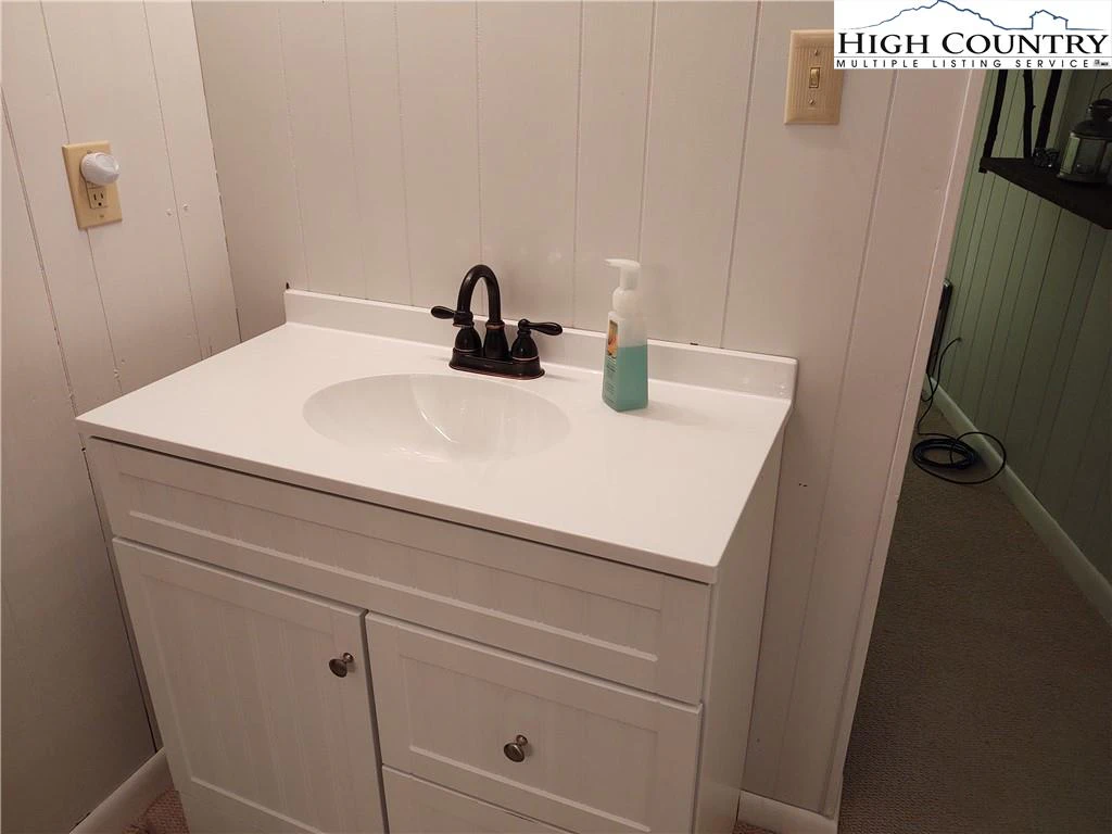 Image number 11 for the current listing