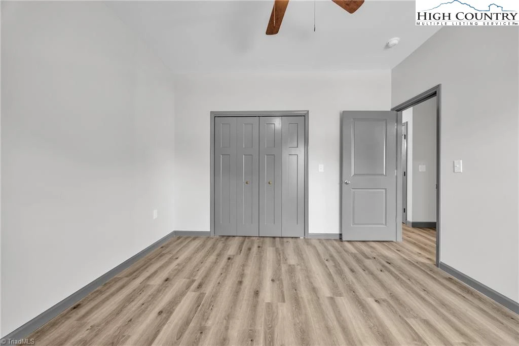 Image number 3 for the current listing