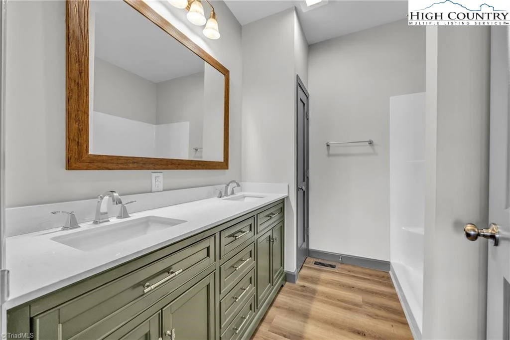 Image number 7 for the current listing