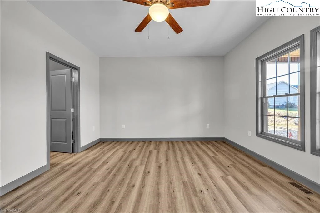 Image number 9 for the current listing