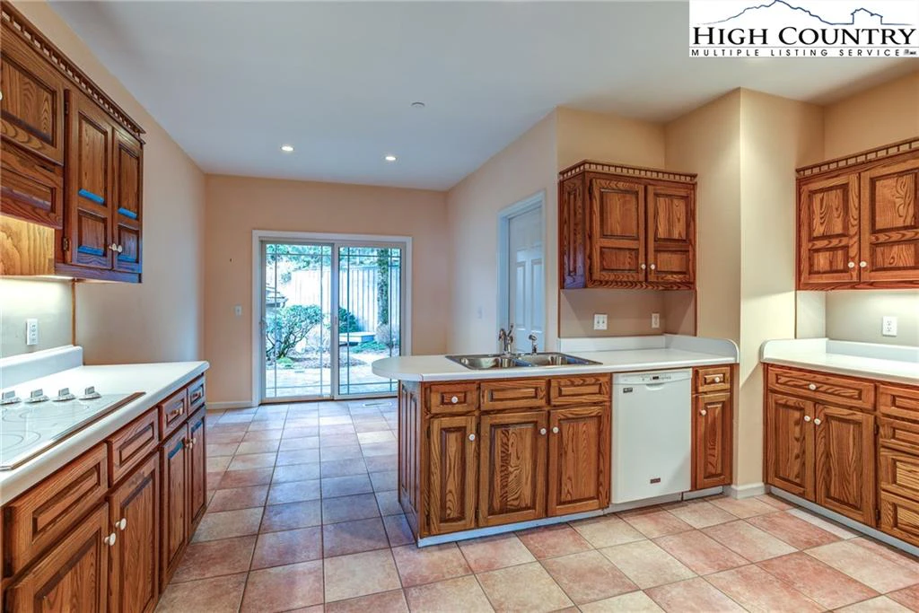 Image number 11 for the current listing