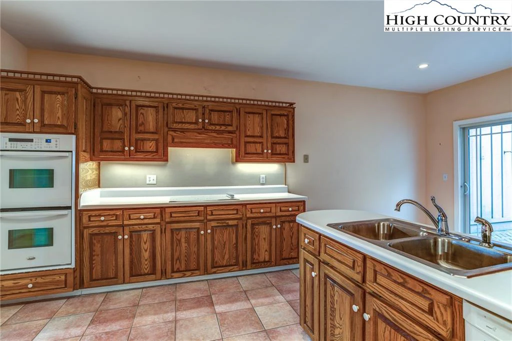 Image number 9 for the current listing