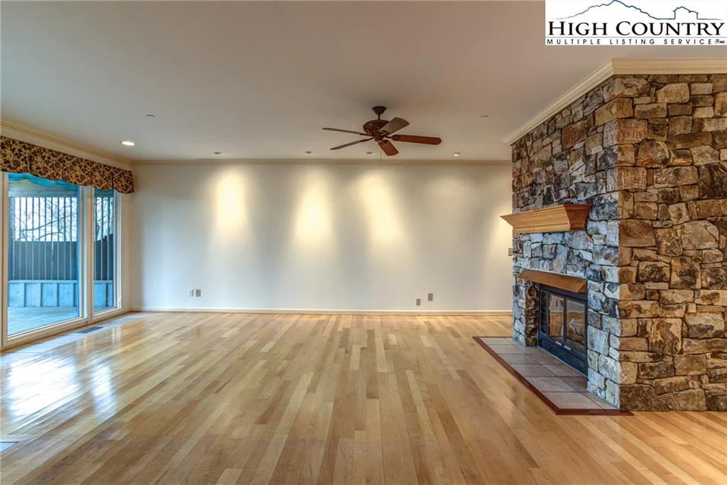 Image number 19 for the current listing