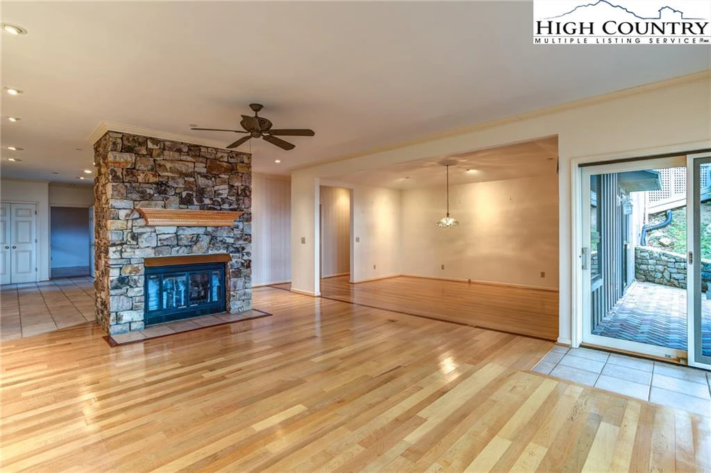 Image number 18 for the current listing