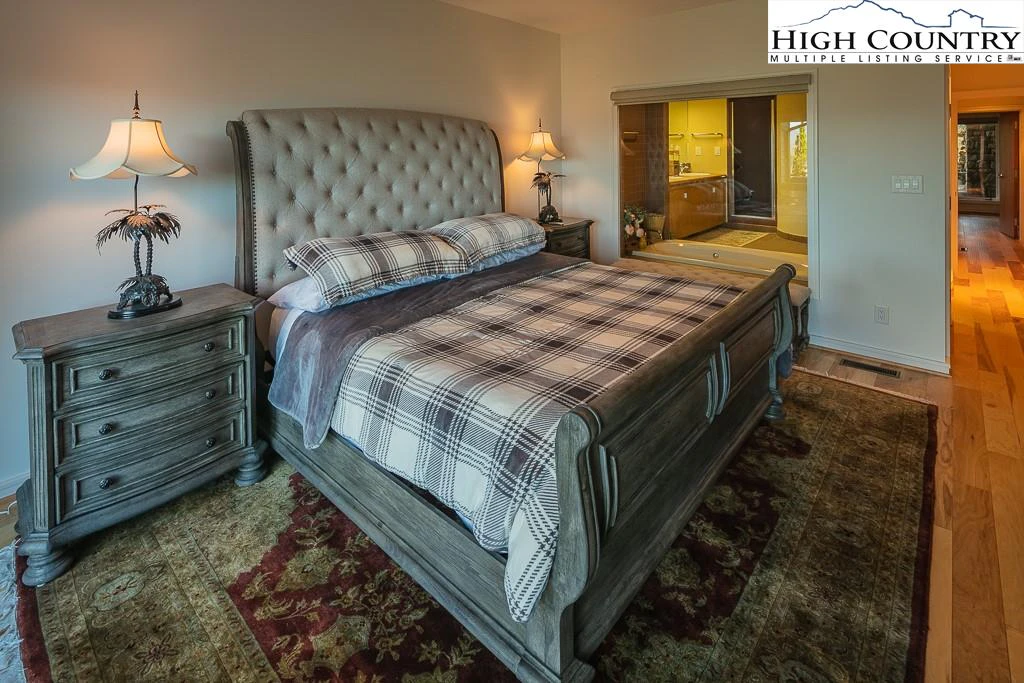 Image number 3 for the current listing