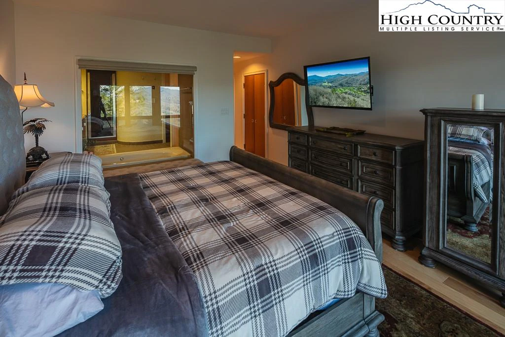 Image number 4 for the current listing