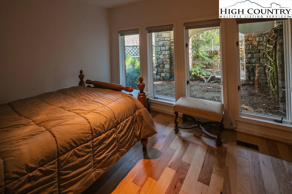 Image number 9 for the current listing
