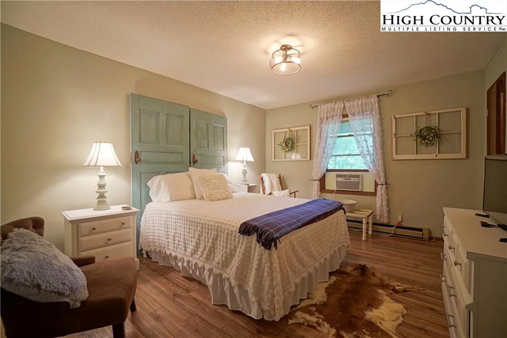 Image number 2 for the current listing