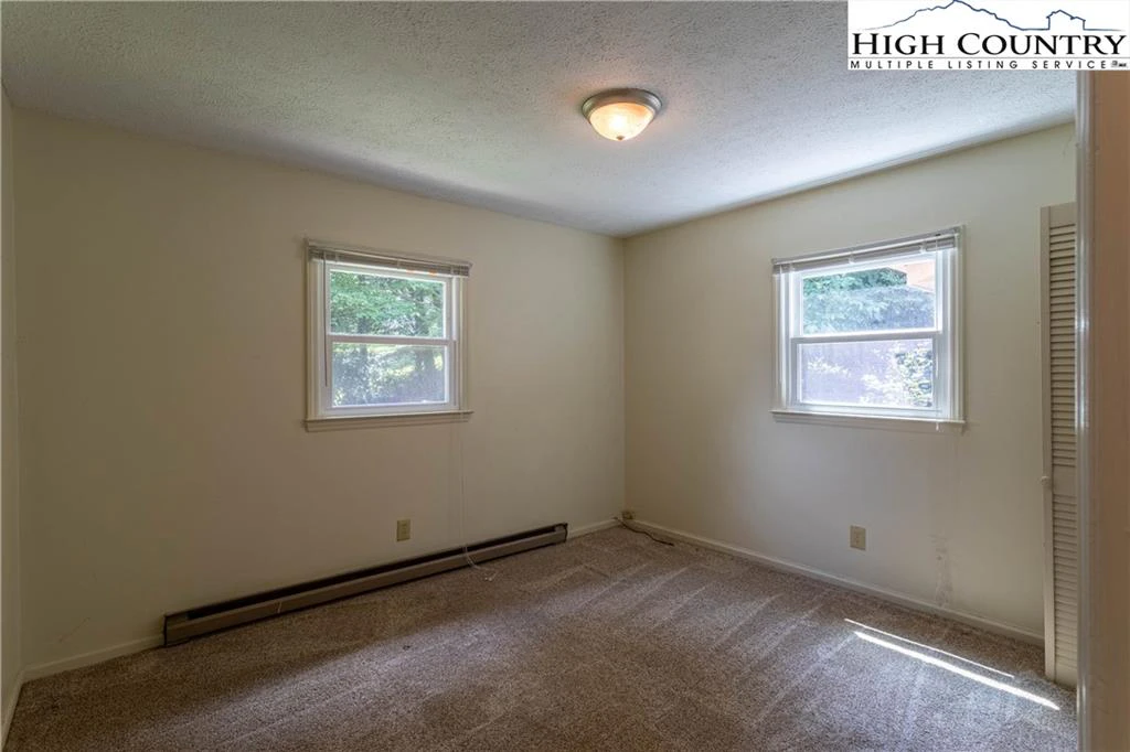 Image number 12 for the current listing