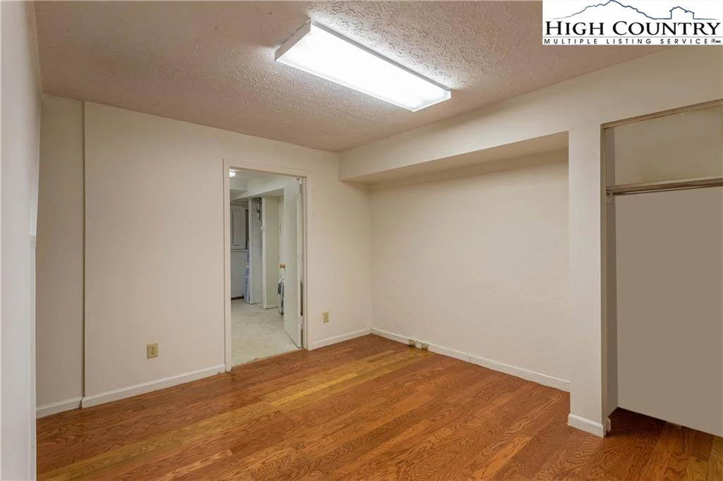 Image number 19 for the current listing