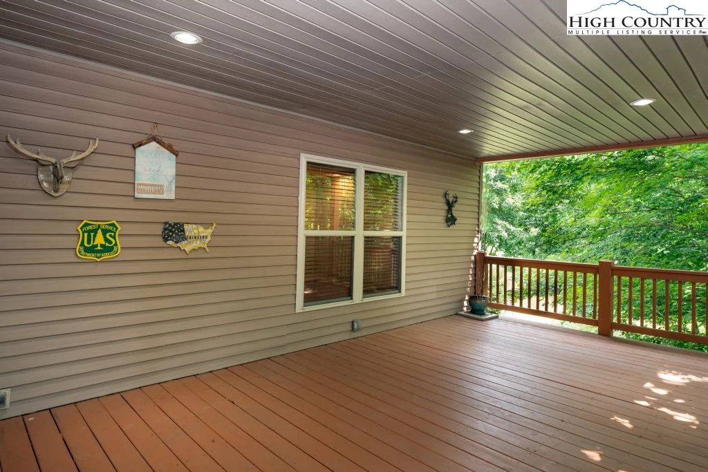 Image number 19 for the current listing