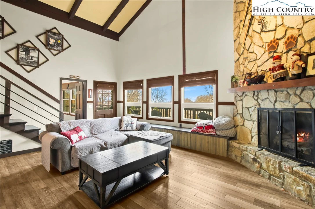 Image number 3 for the current listing