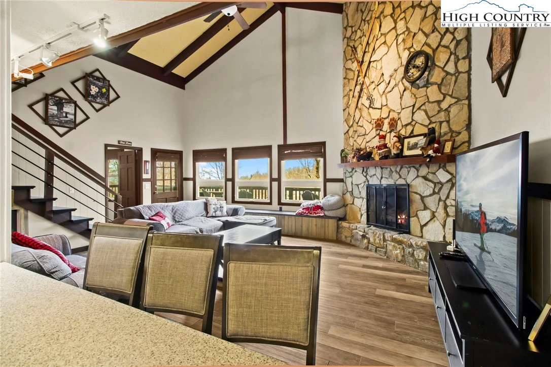 Image number 8 for the current listing
