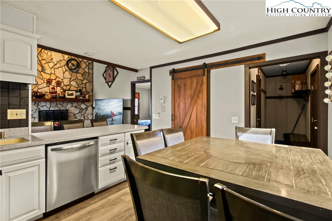 Image number 4 for the current listing