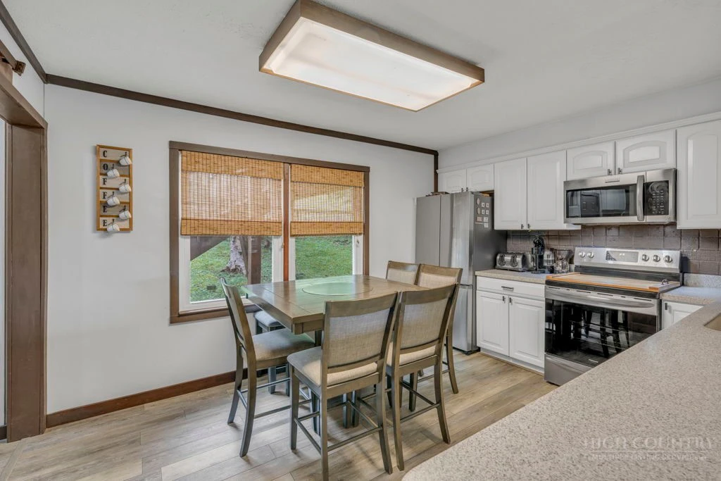Image number 11 for the current listing