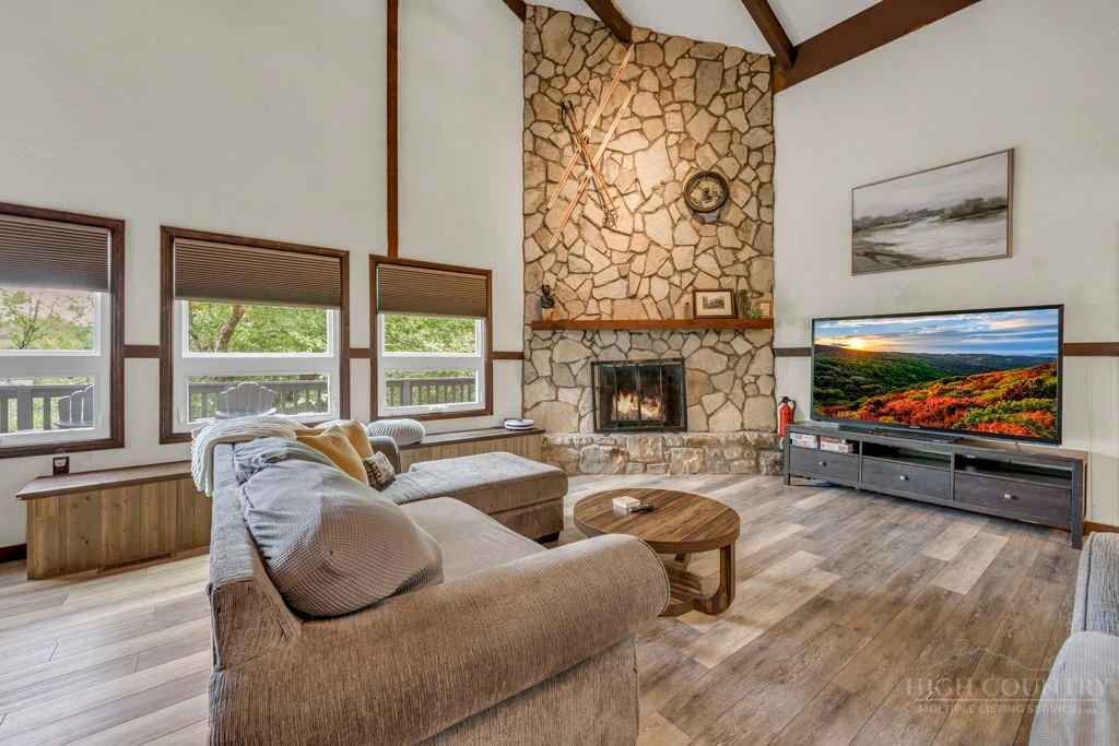 Image number 13 for the current listing
