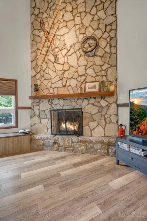Image number 14 for the current listing