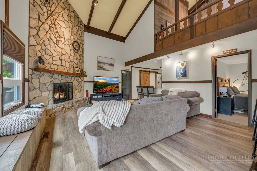 Image number 17 for the current listing