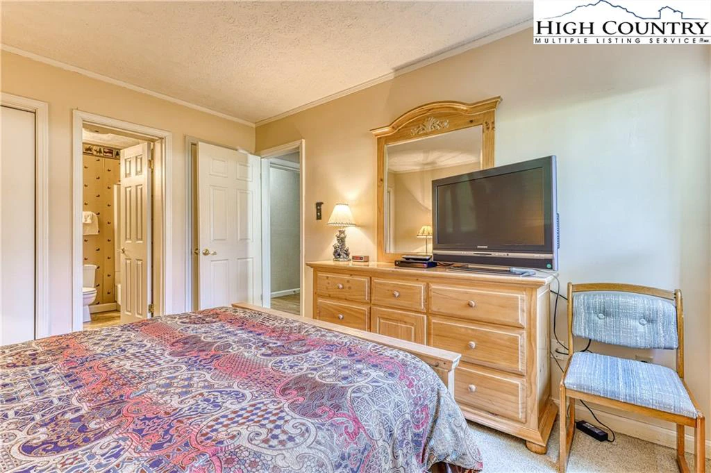 Image number 4 for the current listing