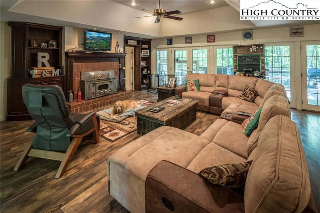 Image number 1 for the current listing
