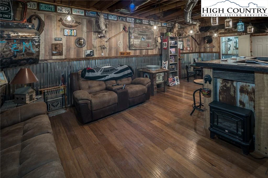 Image number 8 for the current listing