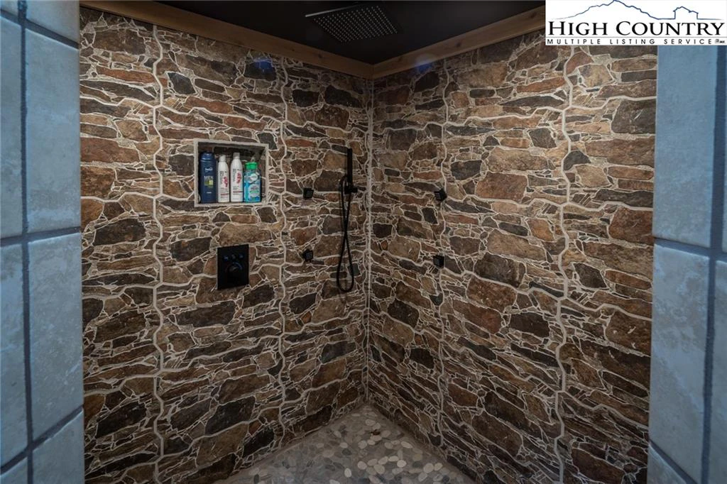 Image number 19 for the current listing
