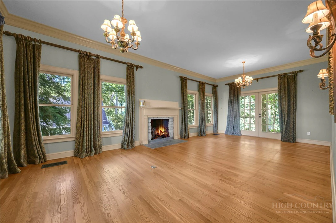 Image number 22 for the current listing
